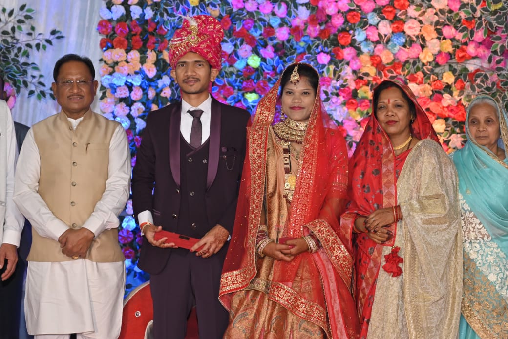मुख्यमंत्री श्री विष्णुदेव साय ने अपने ममेरे भाई को नवजीवन की शुरुआत पर दिया आशीर्वाद